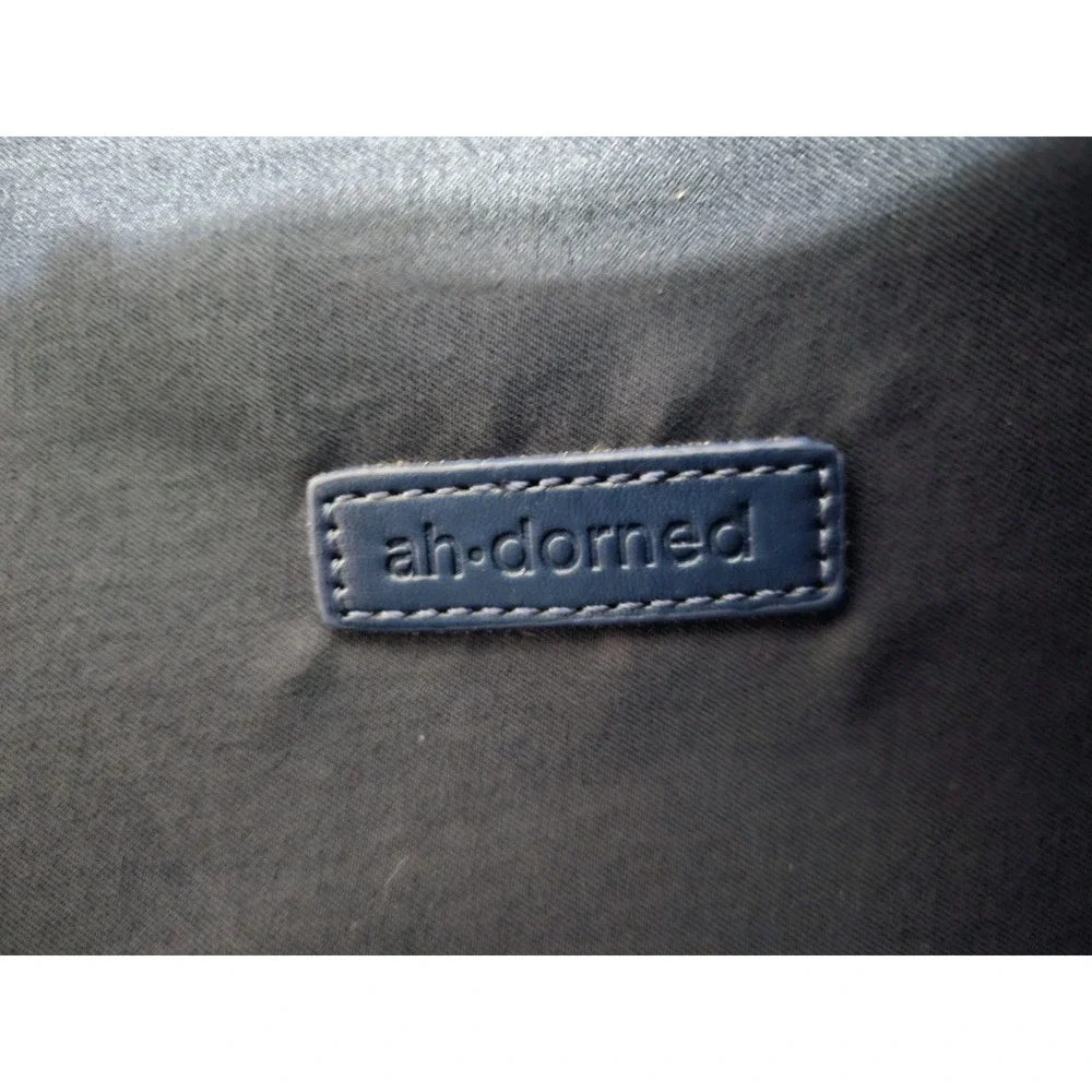 ah-dorned it features